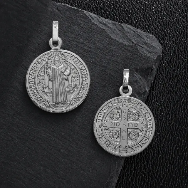 Ambas caras de medalla San Benito en plata italiana 925 original.