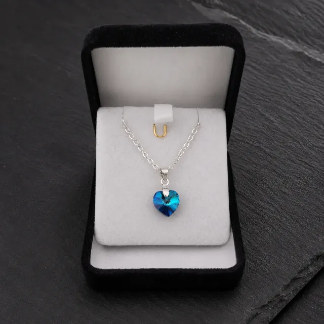 Collar de plata 925 con dije de corazón cristal Swarovski azul bermuda fondo blanco.