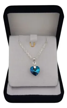 Collar de plata 925 con dije de corazón cristal Swarovski azul bermuda fondo blanco.